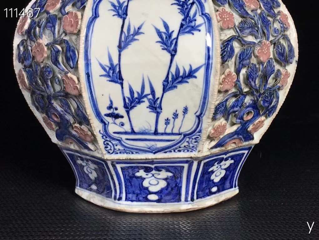 青花捏花盖罐，纯手工胎，器形优美，造型周正挺拔，品相完整。 青花捏花盖罐，纯手工胎，器形优美，造型周正挺拔，品相完整。