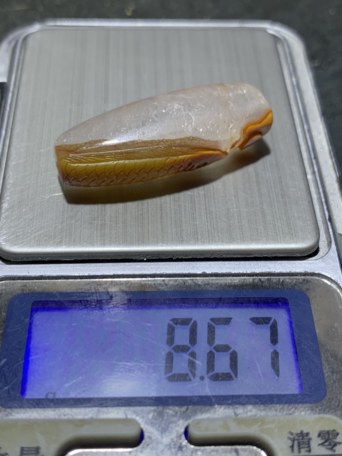 精美冰飘亚光战国红玛瑙手工俏色巧雕鲤鱼随形桶珠一个，寓意：富贵有余