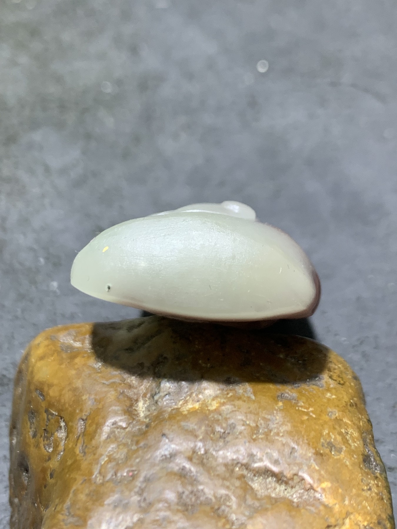 精美亚光紫绿玛瑙手工俏色巧雕一念之间吊坠一个！