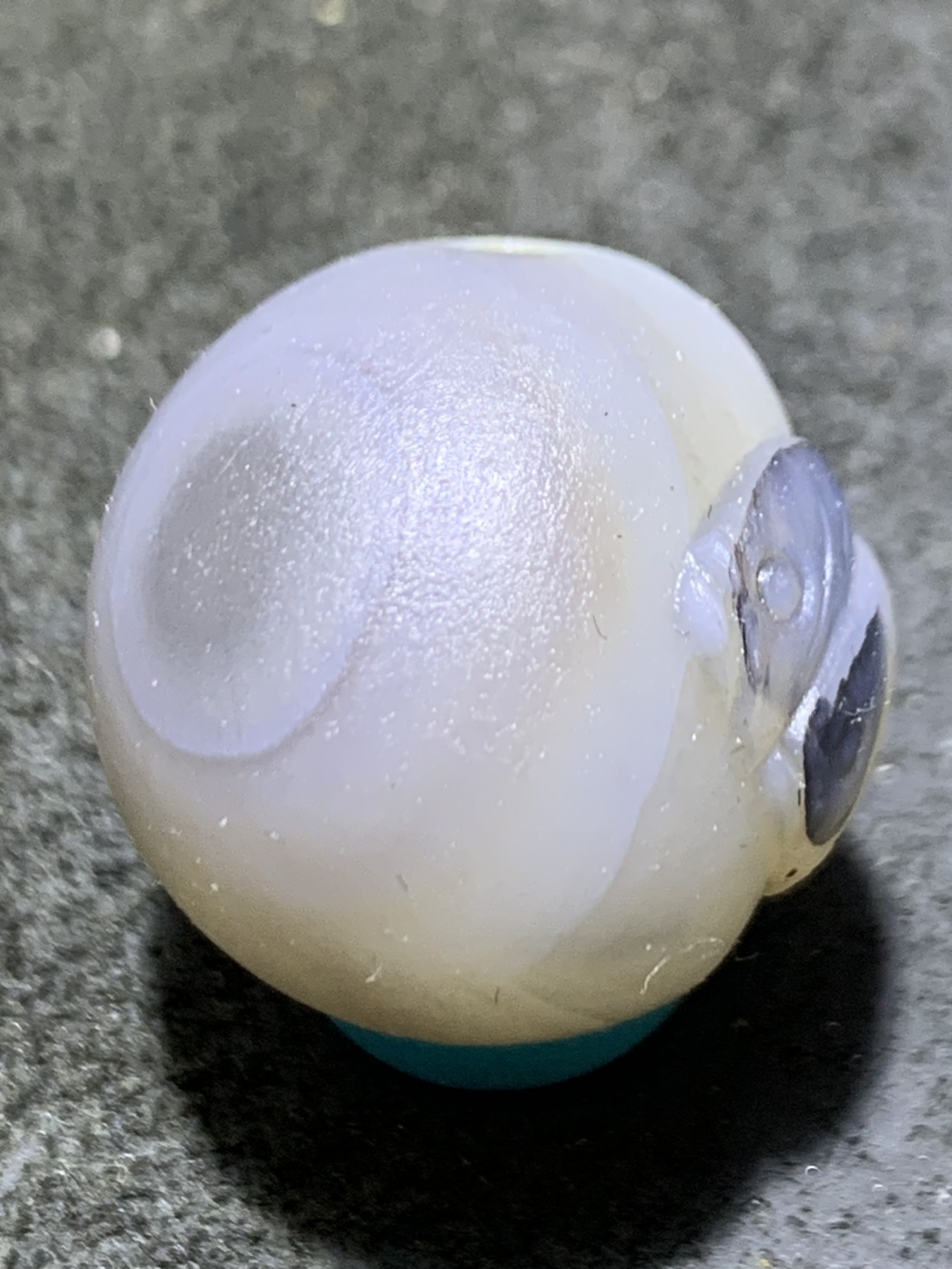 精美高玉化亚光海洋玉髓手工俏色巧雕双鱼随形圆珠一个！寓意：连年有余，