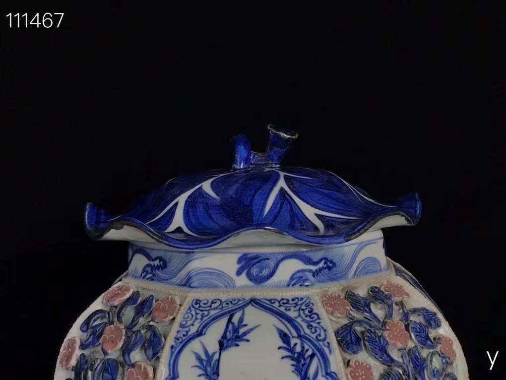 青花捏花盖罐，纯手工胎，器形优美，造型周正挺拔，品相完整。 青花捏花盖罐，纯手工胎，器形优美，造型周正挺拔，品相完整。