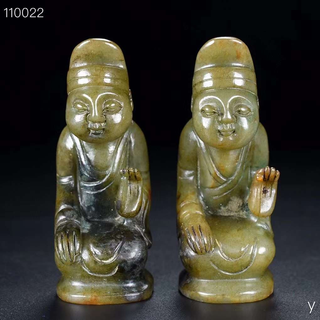 精品和田玉，乐在其中一套，玉质细腻，包浆厚重，沁色入骨，雕工精细，品相完美，细节如图，大长5宽2.5高9厘米，小长3宽2.5高9.8厘米，重1030克！