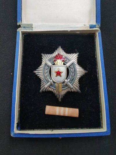 盛世勋华——号角文化勋章邮票专场拍卖第141期 - 南斯拉夫三级军事功勋勋章 银制 早期五火炬版 带厂标 900银标 带早期滚边原盒和略 