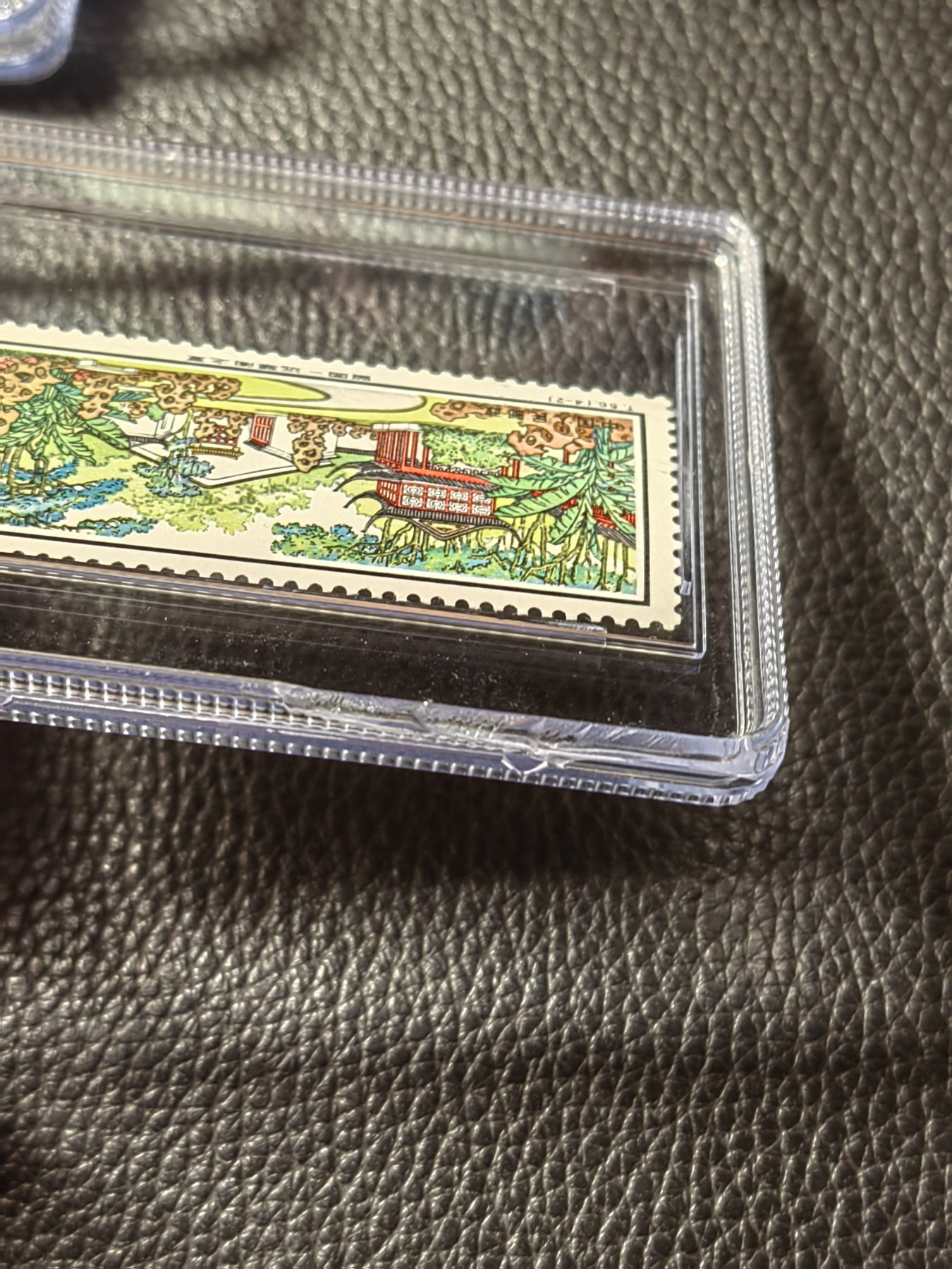 洪涛臻品批发群 精选邮票限时拍卖第四百零一期  T56留园  新全  ASG90高分一组，中盒，一手出分，非常漂亮，版撕全品送评，最严格时期一次性出分，面艳背白，票状态极佳，一枚壳子一边磕碰损伤如图，中拍金额减100元换壳费作为补偿【磕碰非筋票】