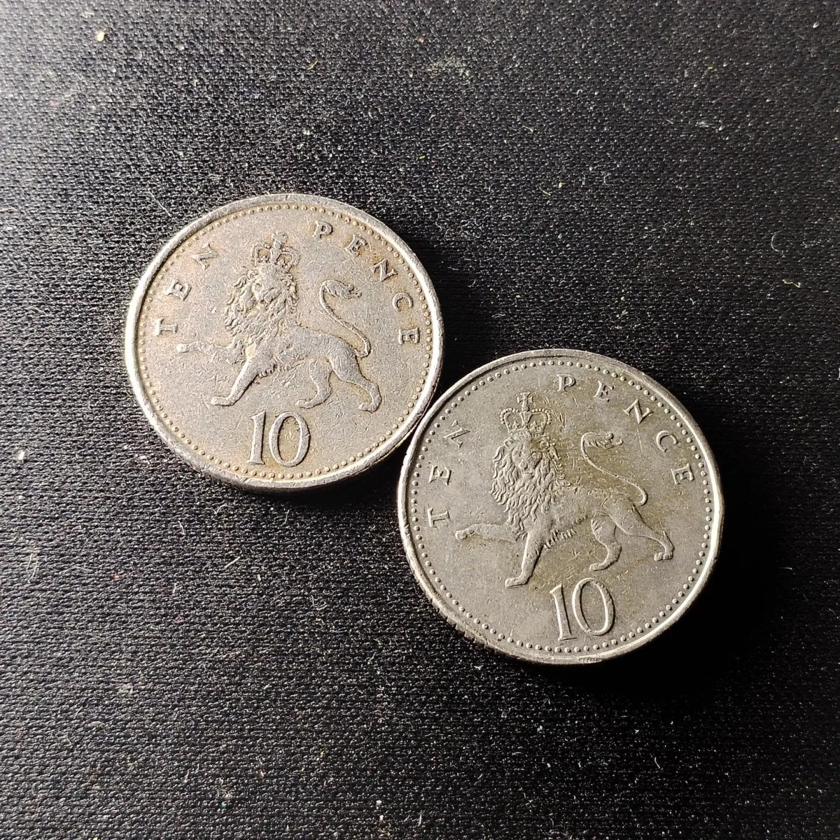 231004专场 英国10便士版别一组2枚 小狮子版 24.5mm 硬币 钱币 年份随机发货