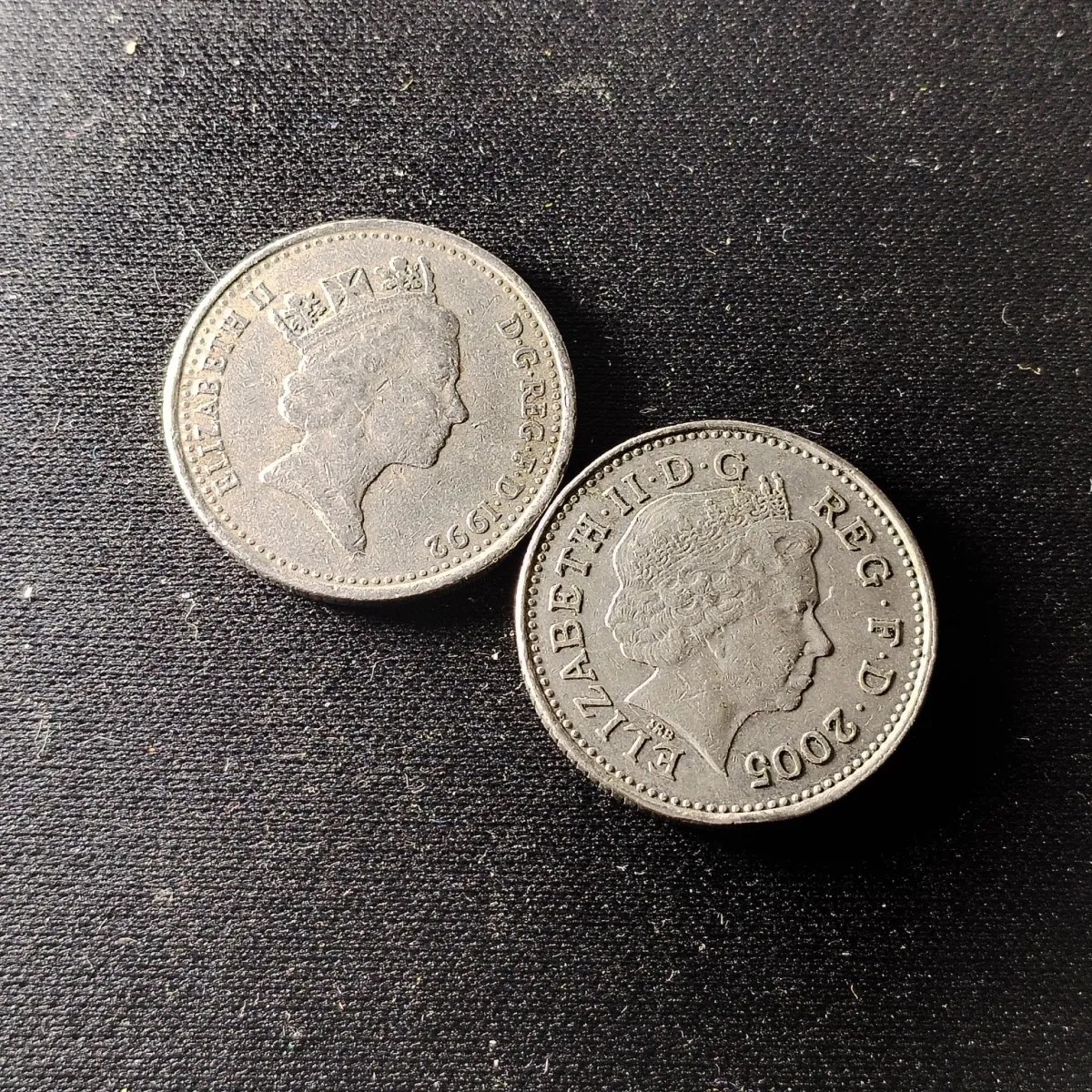 231004专场 英国10便士版别一组2枚 小狮子版 24.5mm 硬币 钱币 年份随机发货