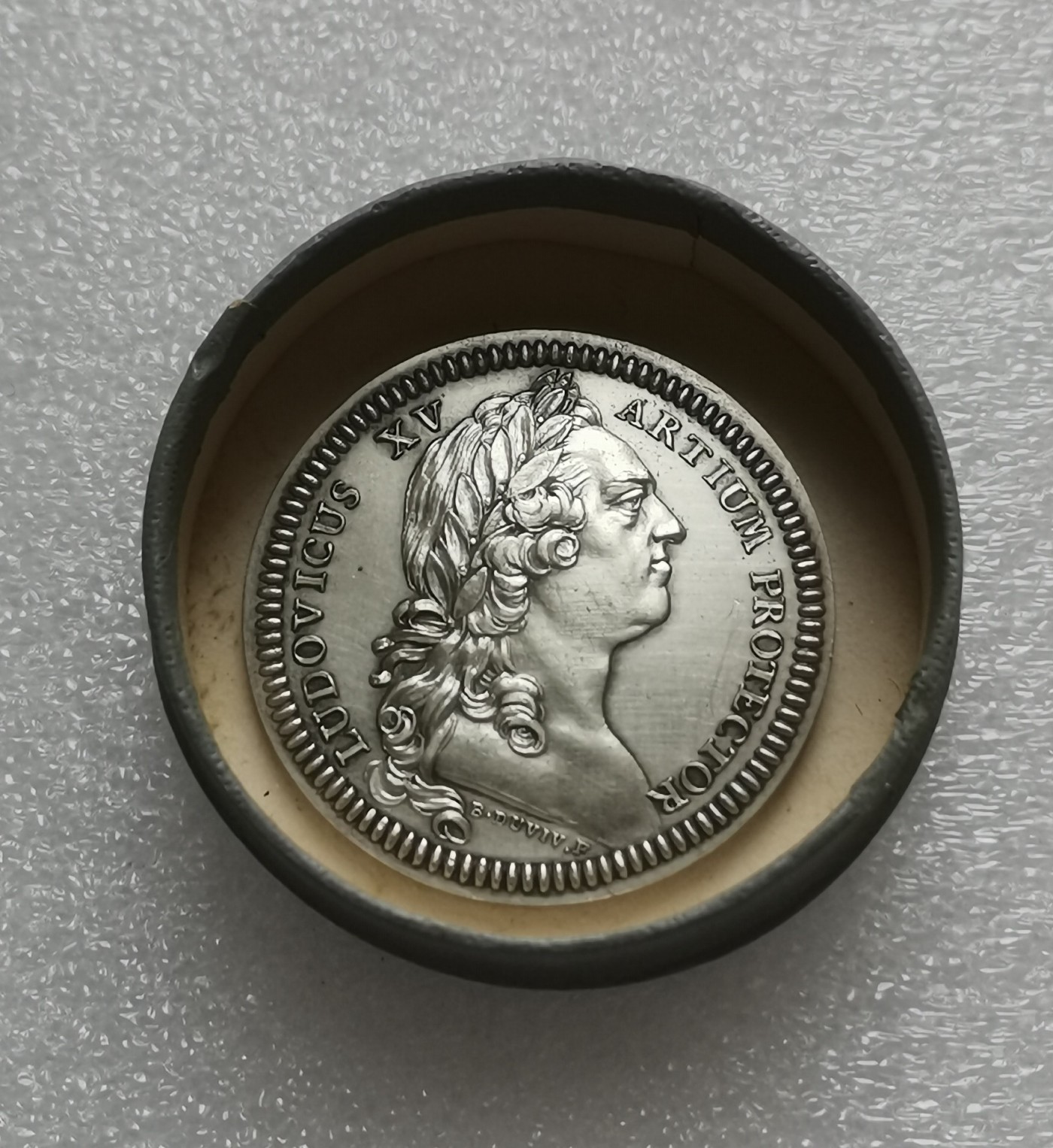 瓶子🏺第112期拍卖会  法国路易十五JETON银质代币  174号原盒（174/300共计300枚的发行量）32毫米15.11克