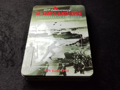 巴斯克收藏第178期 卡册，原盒，套币专场 10月17/18/19号三场连拍 全场包邮 - 海峡群岛联合发行 伊丽莎白二世 2004年 5英镑彩色精制纪念套币 诺曼底登陆60周年纪念 3枚均为银币 (.925) 附赠英，美，加三国国旗胸针与复刻版大英帝国法国之星迷你勋章；随证书附赠复刻版1944年6月6日纽约时报报纸头版，原铁皮盒