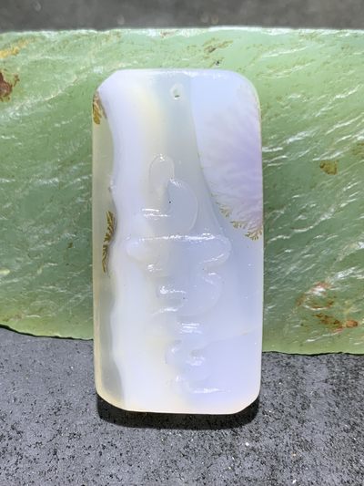 精美高玉化草花纹马达加斯加海洋玉髓手工俏色巧雕得道成佛牌子一个 - 精美高玉化草花纹马达加斯加海洋玉髓手工俏色巧雕得道成佛牌子一个