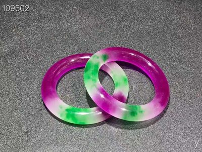 翡翠手镯一对，雕刻精细，层次分明，纹理清晰，翠质冰透细腻，种水十足，色彩艳丽，包浆浓郁，保存完好！ 翡翠手镯一对，雕刻精细，层次分明，纹理清晰，翠质冰透细腻，种水十足，色彩艳丽，包浆浓郁，保存完好！