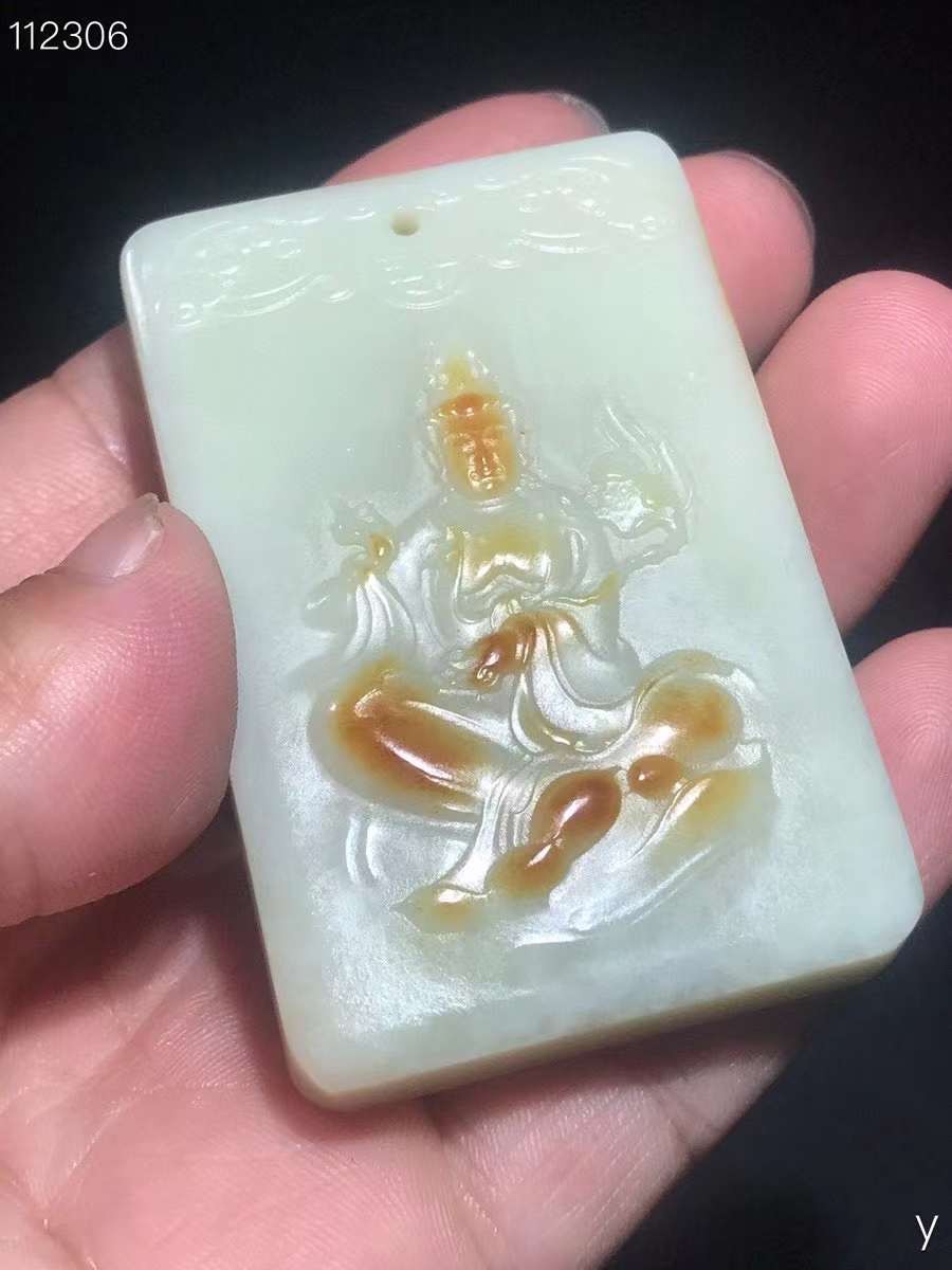 和田玉牌：玉质细腻，包浆油润，雕工精细，雕刻栩栩如生，线条流畅，品相完美，细节如图，