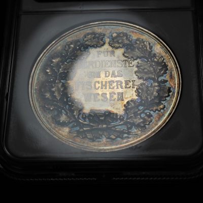 19世纪 德国渔业协会纪念40mm银章 原盒 NGC MS65 唯一评级记录 冠军分！丝绒包裹下五彩欧洲特有包浆 立体感极强 细节刻画丰富具有超强写实画面