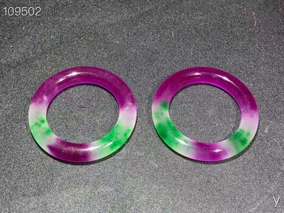 翡翠手镯一对，雕刻精细，层次分明，纹理清晰，翠质冰透细腻，种水十足，色彩艳丽，包浆浓郁，保存完好！ 翡翠手镯一对，雕刻精细，层次分明，纹理清晰，翠质冰透细腻，种水十足，色彩艳丽，包浆浓郁，保存完好！