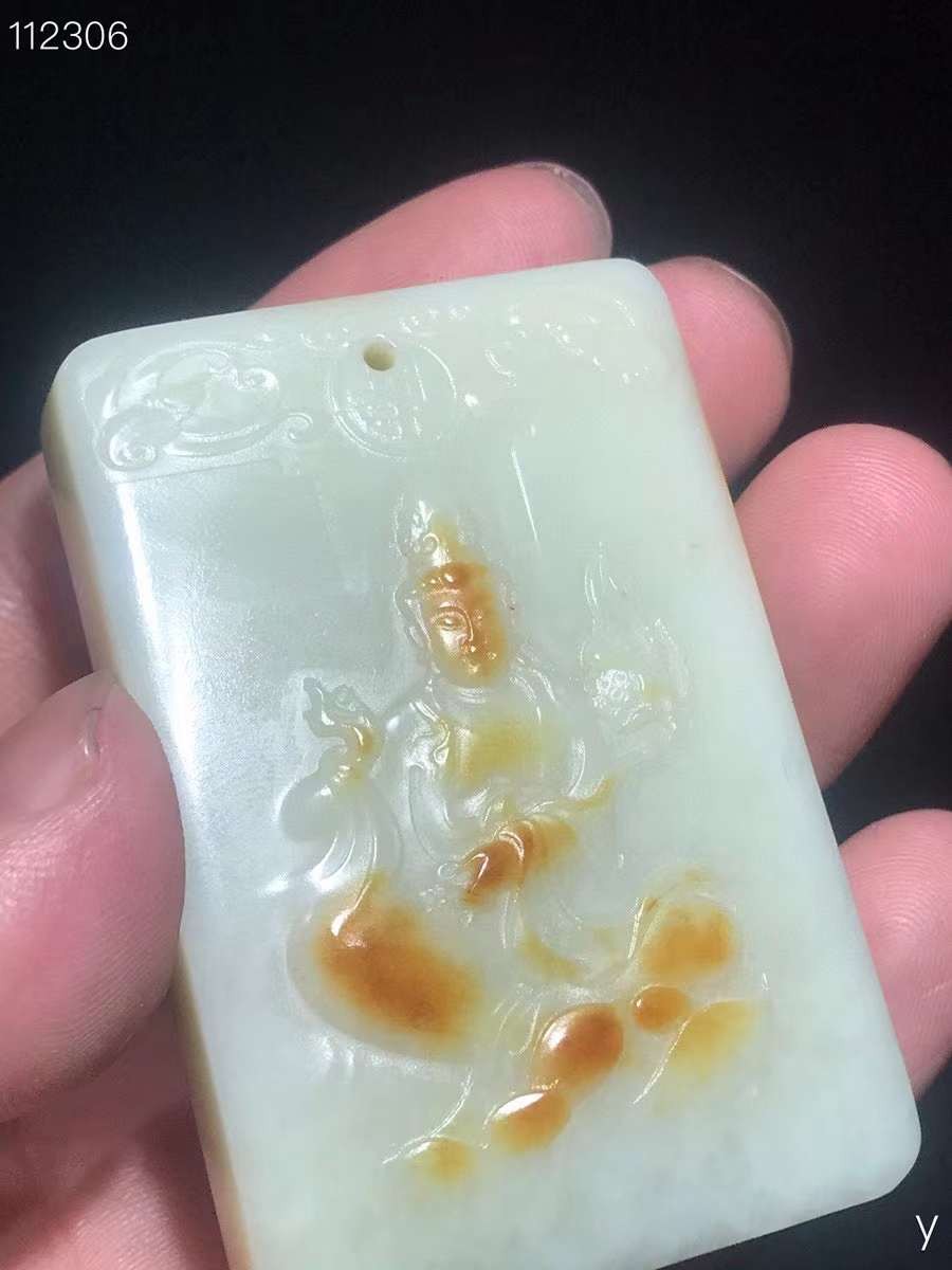 和田玉牌：玉质细腻，包浆油润，雕工精细，雕刻栩栩如生，线条流畅，品相完美，细节如图，