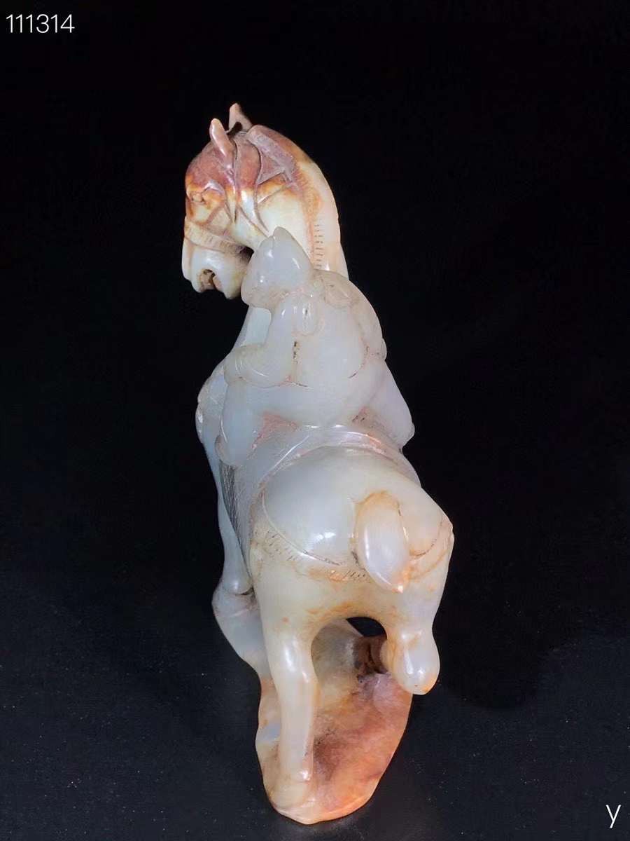 精品和田玉玉马摆件，雕工精湛，包浆老道，沁色完美，玉质温润细腻，收藏佳品！