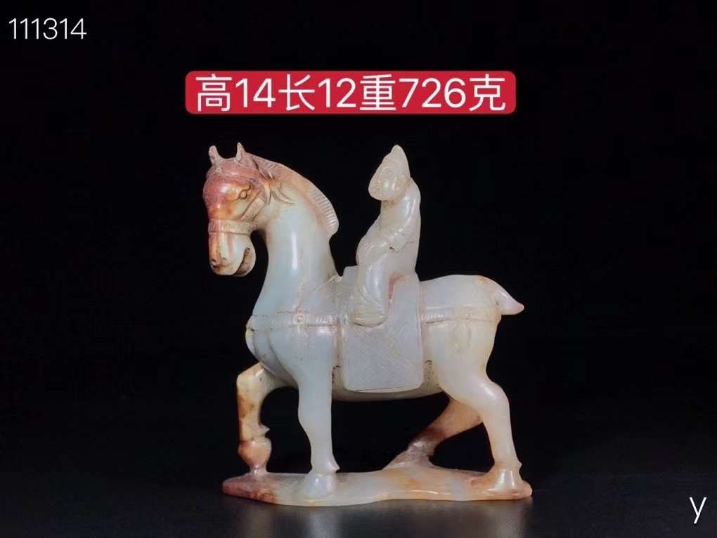 精品和田玉玉马摆件，雕工精湛，包浆老道，沁色完美，玉质温润细腻，收藏佳品！