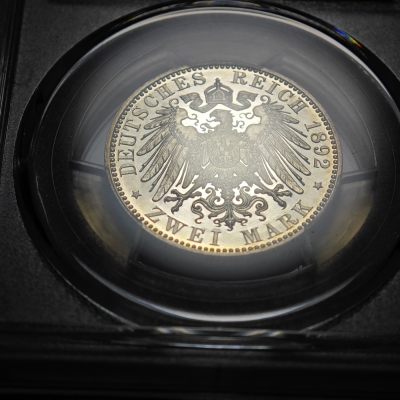 1892年 德国罗斯-尚格里茨2马克 精制 银币 PCGS PR65CAM 犀利原光中点缀局部淡金包浆 使得整体品相带有别样色彩