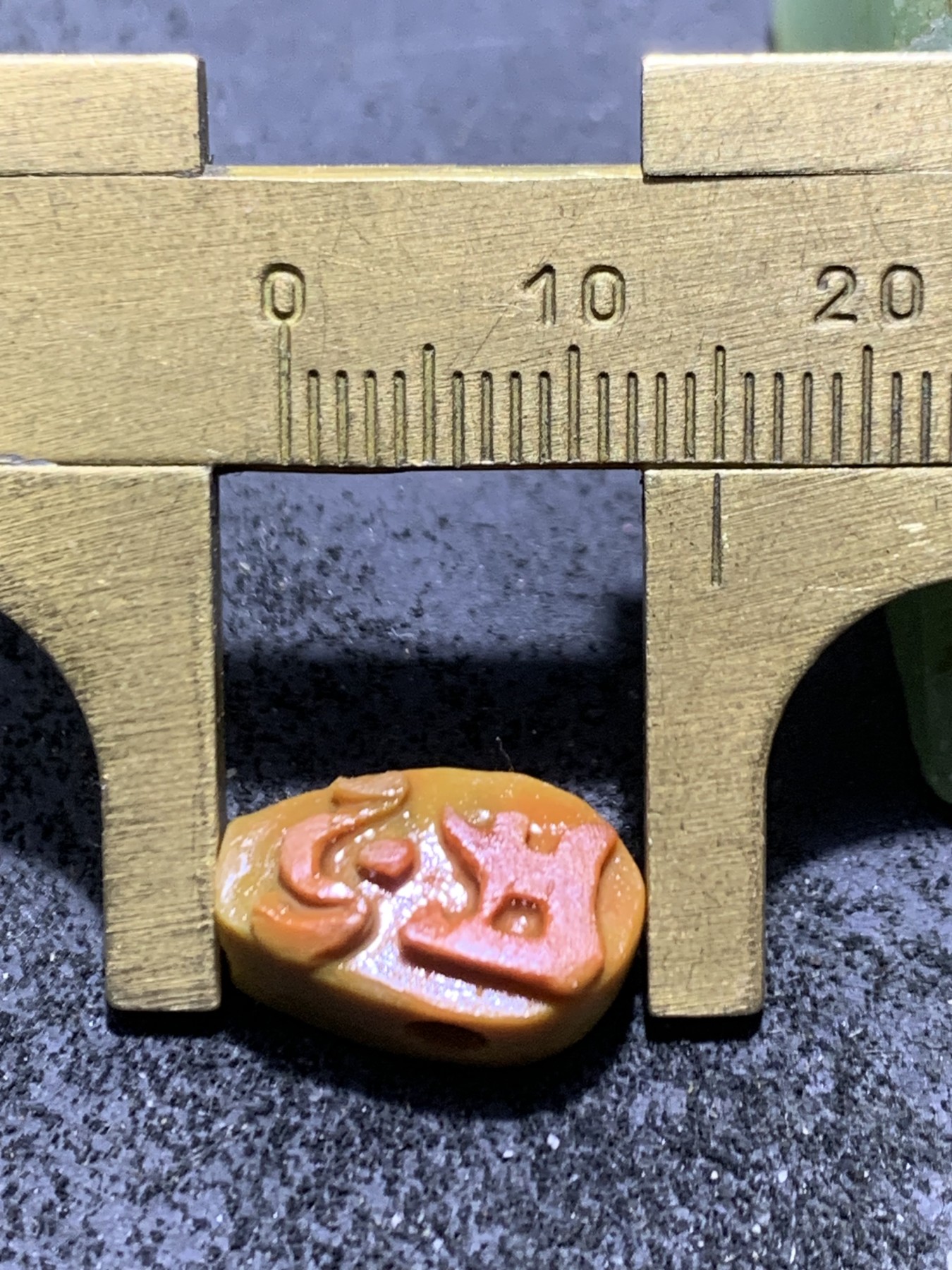 精美亚光战国红玛瑙手工俏色巧雕忍字一体佛头三通一个，