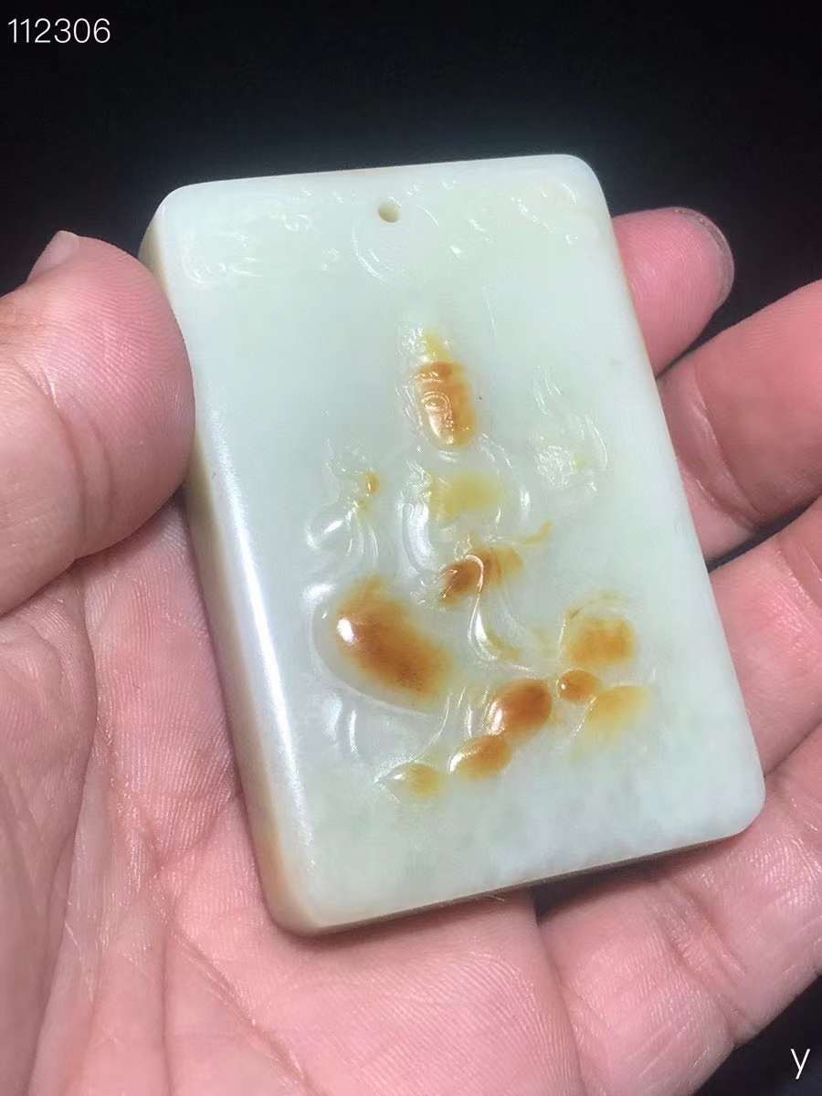 和田玉牌：玉质细腻，包浆油润，雕工精细，雕刻栩栩如生，线条流畅，品相完美，细节如图，