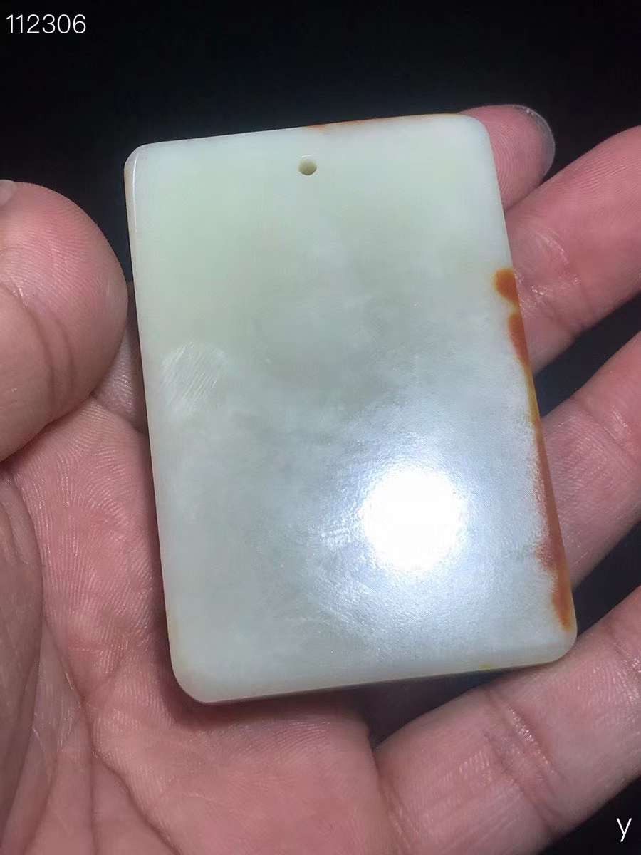 和田玉牌：玉质细腻，包浆油润，雕工精细，雕刻栩栩如生，线条流畅，品相完美，细节如图，