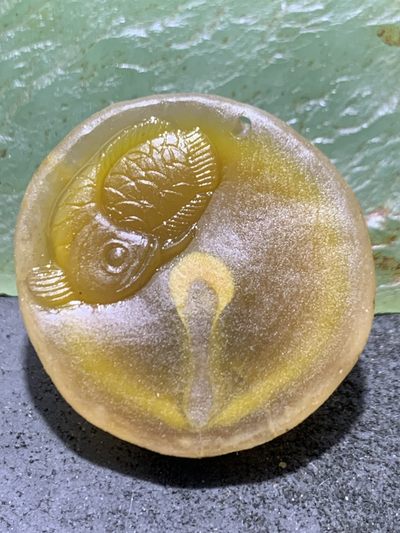 精美原皮亚光高玉化冻料飘金沙鸡油黄蒙料战国红玛瑙手工俏色巧雕金龙鱼随形吊坠一个！ - 精美原皮亚光高玉化冻料飘金沙鸡油黄蒙料战国红玛瑙手工俏色巧雕金龙鱼随形吊坠一个！