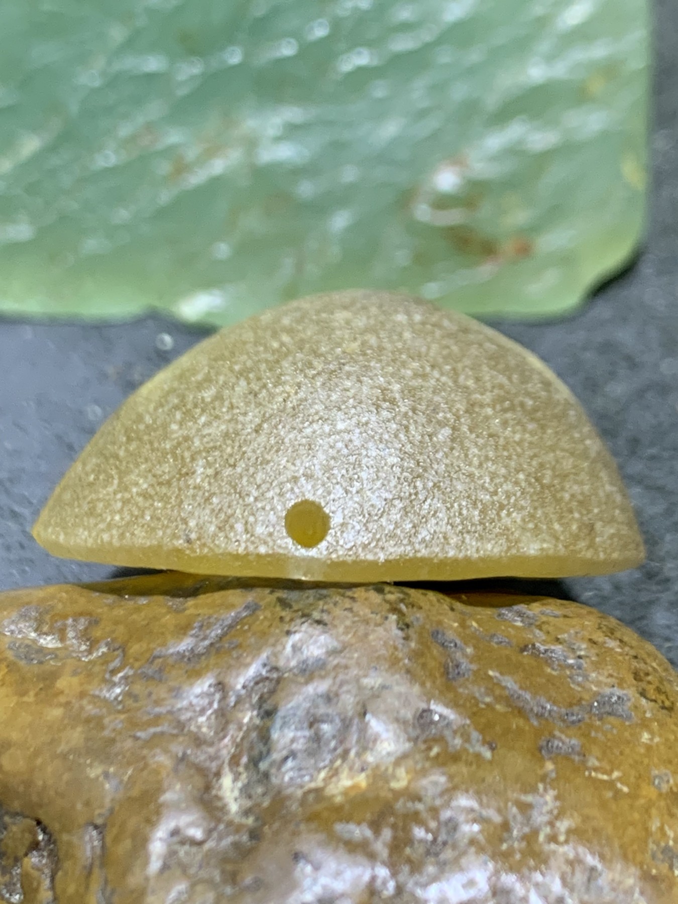 精美原皮亚光高玉化冻料飘金沙鸡油黄蒙料战国红玛瑙手工俏色巧雕金龙鱼随形吊坠一个！