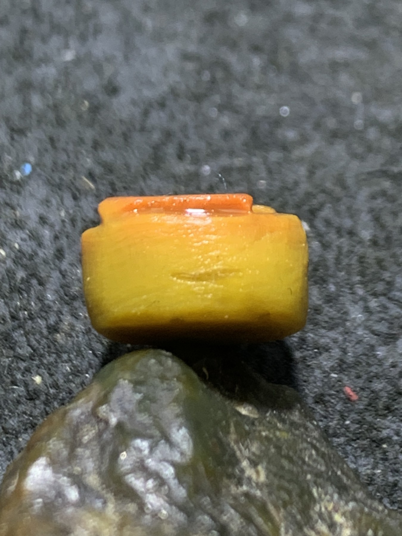 精美亚光战国红玛瑙手工俏色巧雕忍字一体佛头三通一个，