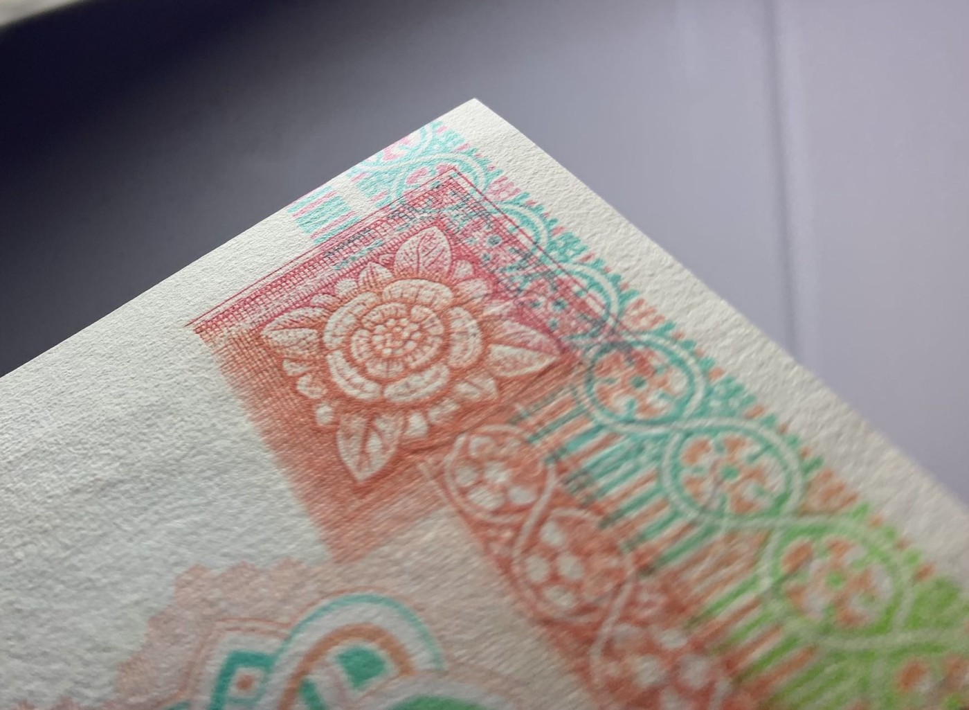 收藏联盟Quantum Auction 第295期拍卖  北爱尔兰2005年100镑首发A冠 品相UNC 边角有瑕疵 细节如图 贝尔法斯特女王大学
