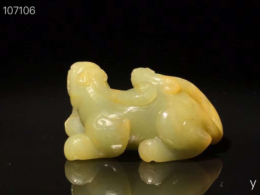 和田玉瑞兽摆件，雕工精湛，包浆老道，沁色完美，玉质温润细腻，收藏佳品！