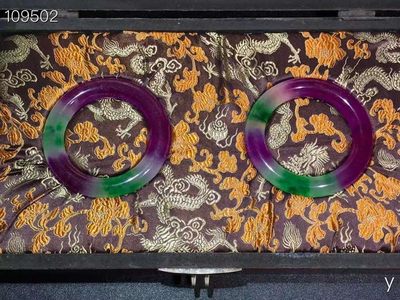 翡翠手镯一对，雕刻精细，层次分明，纹理清晰，翠质冰透细腻，种水十足，色彩艳丽，包浆浓郁，保存完好！ 翡翠手镯一对，雕刻精细，层次分明，纹理清晰，翠质冰透细腻，种水十足，色彩艳丽，包浆浓郁，保存完好！