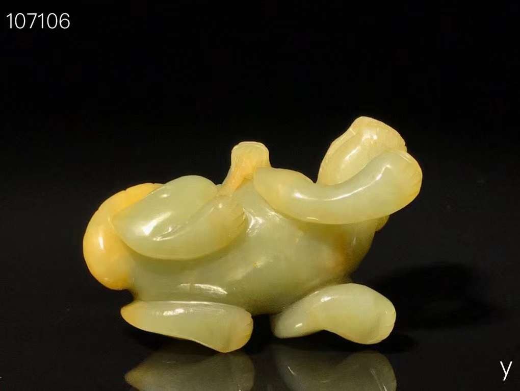 和田玉瑞兽摆件，雕工精湛，包浆老道，沁色完美，玉质温润细腻，收藏佳品！