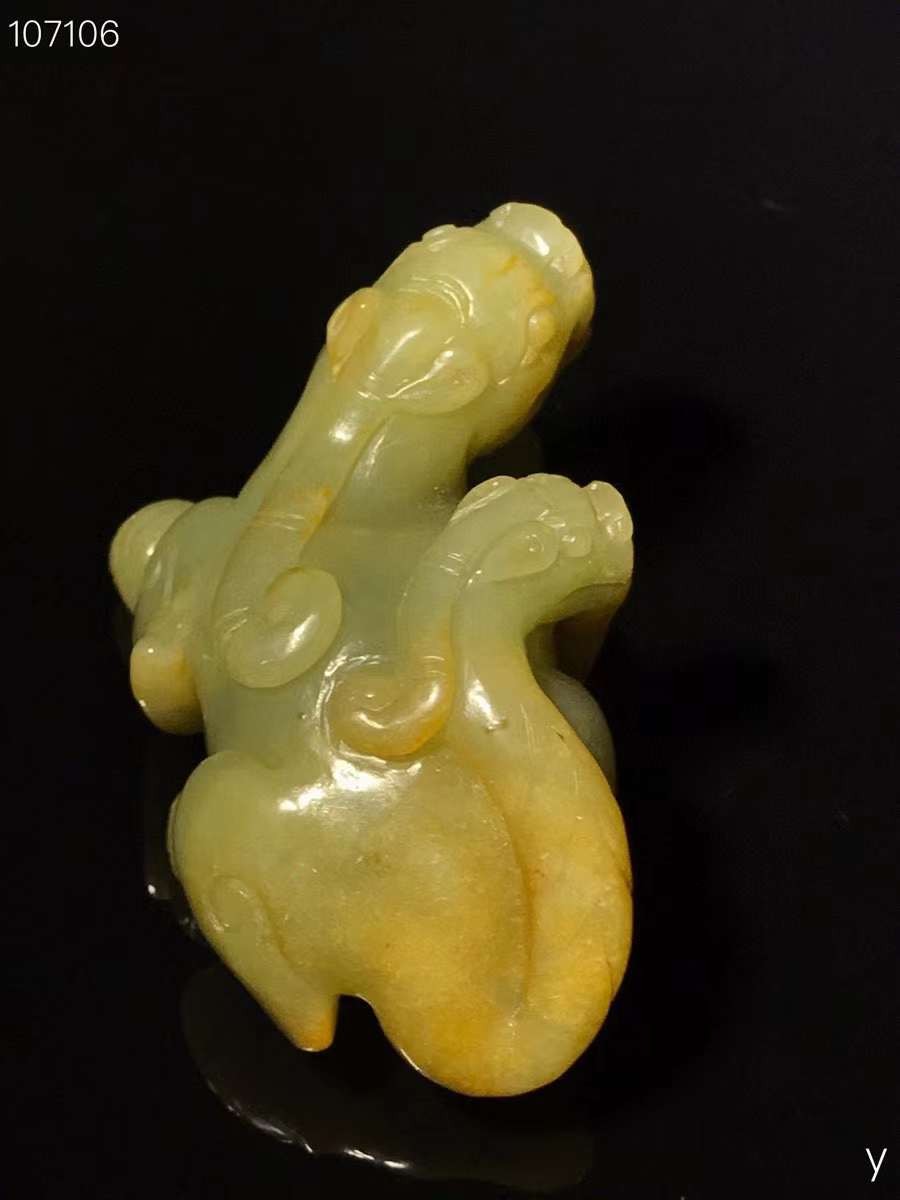 和田玉瑞兽摆件，雕工精湛，包浆老道，沁色完美，玉质温润细腻，收藏佳品！