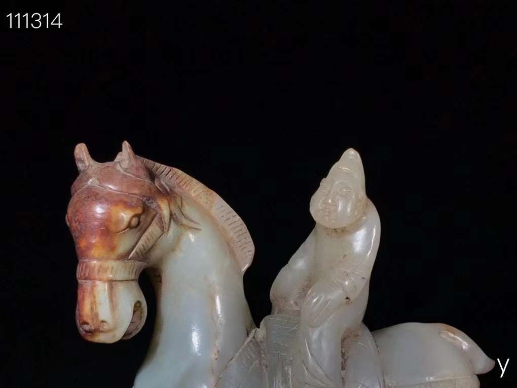 精品和田玉玉马摆件，雕工精湛，包浆老道，沁色完美，玉质温润细腻，收藏佳品！