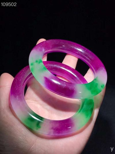 翡翠手镯一对，雕刻精细，层次分明，纹理清晰，翠质冰透细腻，种水十足，色彩艳丽，包浆浓郁，保存完好！ 翡翠手镯一对，雕刻精细，层次分明，纹理清晰，翠质冰透细腻，种水十足，色彩艳丽，包浆浓郁，保存完好！