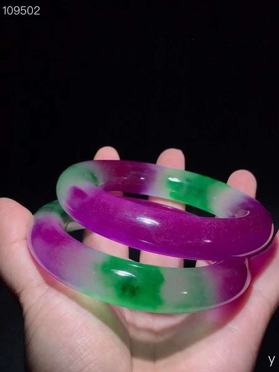 翡翠手镯一对，雕刻精细，层次分明，纹理清晰，翠质冰透细腻，种水十足，色彩艳丽，包浆浓郁，保存完好！ 翡翠手镯一对，雕刻精细，层次分明，纹理清晰，翠质冰透细腻，种水十足，色彩艳丽，包浆浓郁，保存完好！