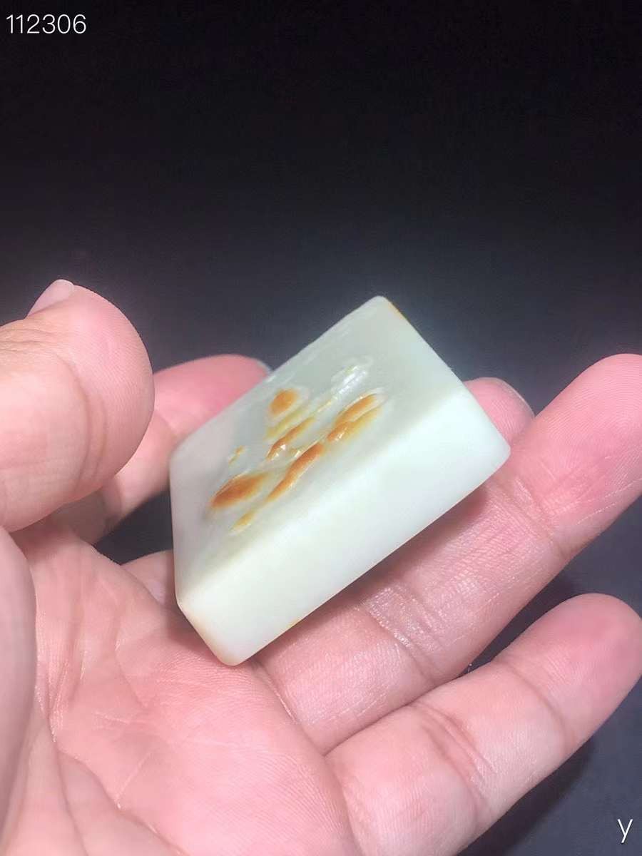 和田玉牌：玉质细腻，包浆油润，雕工精细，雕刻栩栩如生，线条流畅，品相完美，细节如图，