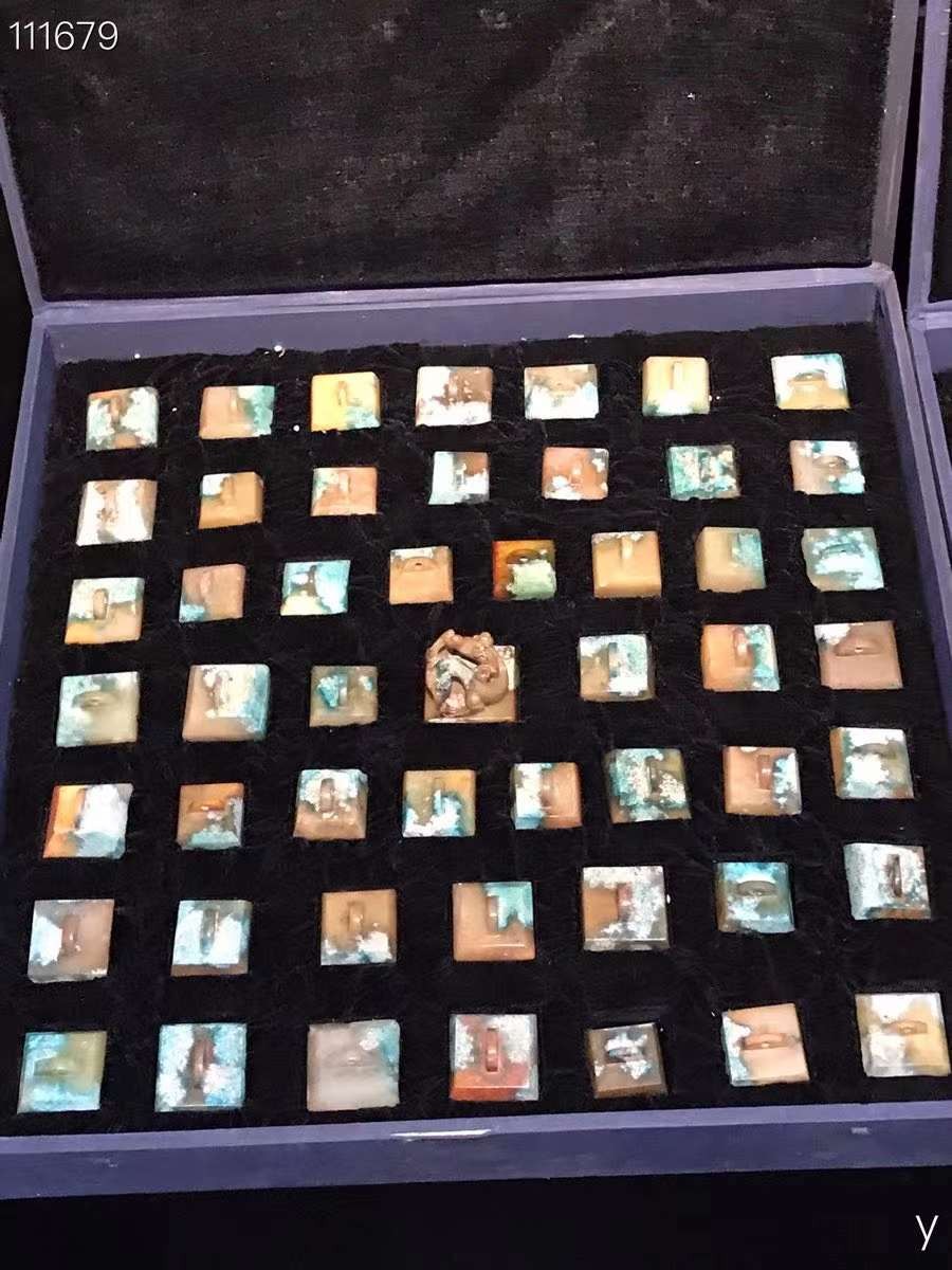 精品皇帝+皇后+百官印章一套、共计102个、雕工精细品相完美 沁色自然入骨 包浆浑厚古朴 玉质细腻油润
