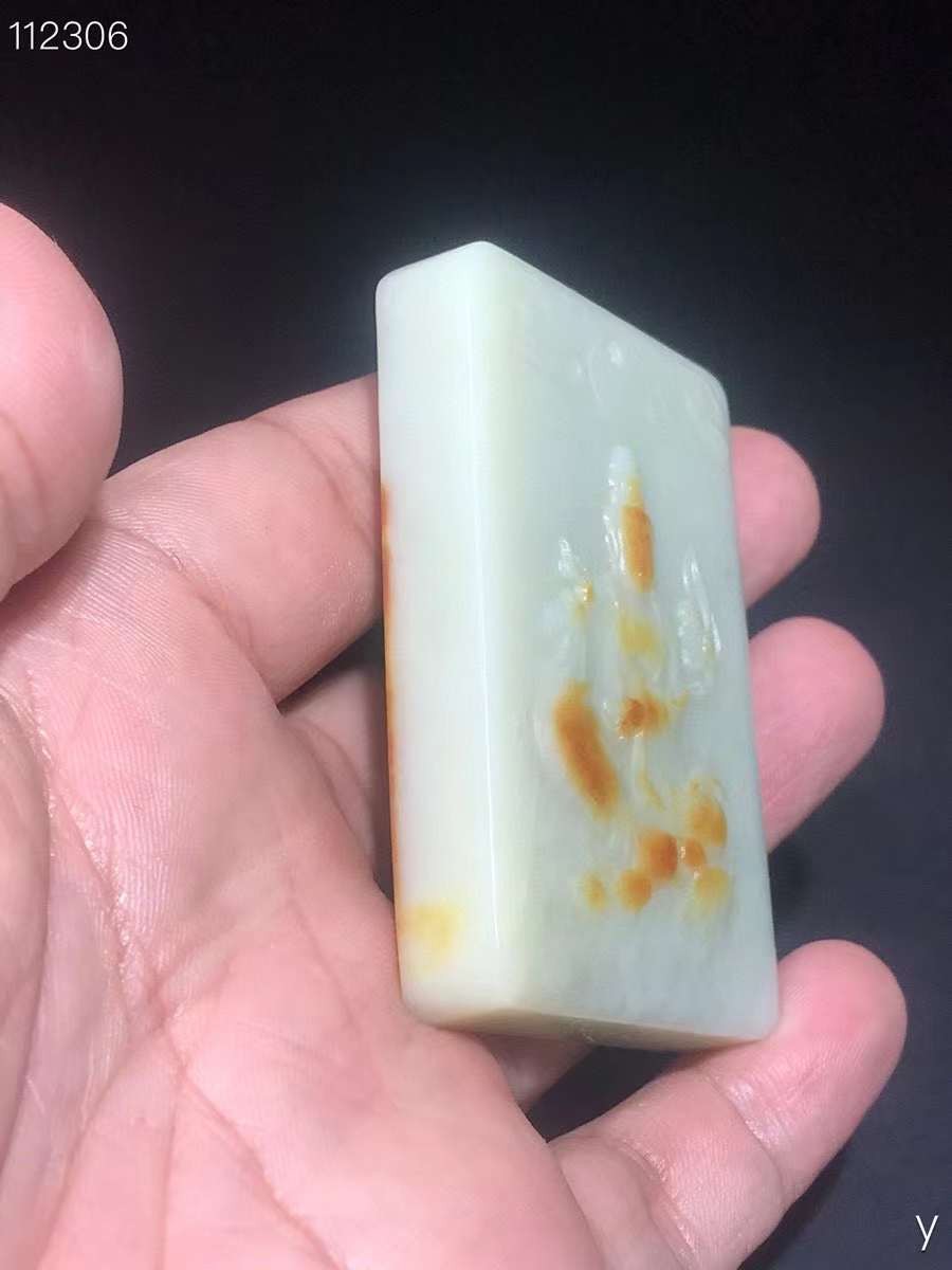 和田玉牌：玉质细腻，包浆油润，雕工精细，雕刻栩栩如生，线条流畅，品相完美，细节如图，