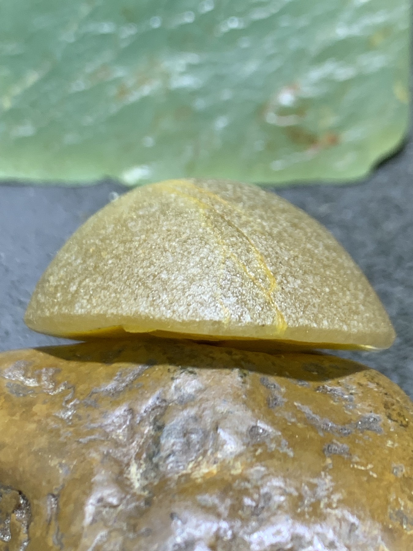 精美原皮亚光高玉化冻料飘金沙鸡油黄蒙料战国红玛瑙手工俏色巧雕金龙鱼随形吊坠一个！