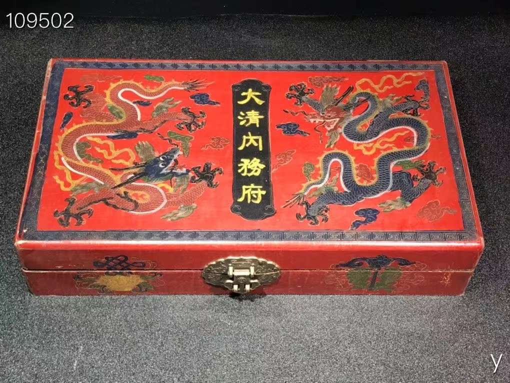 翡翠手镯一对，雕刻精细，层次分明，纹理清晰，翠质冰透细腻，种水十足，色彩艳丽，包浆浓郁，保存完好！