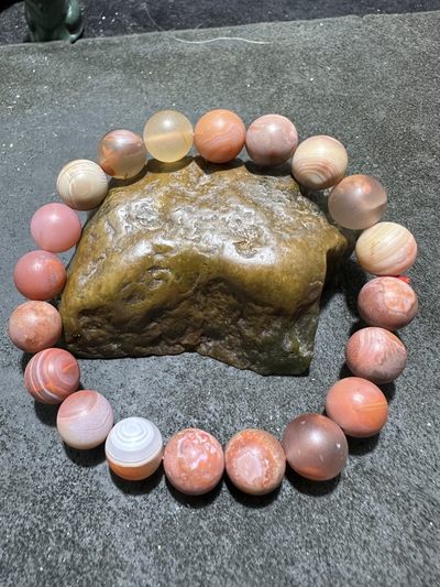 川料南红玛瑙包浆料单圈手串一条， - 川料南红玛瑙包浆料单圈手串一条，