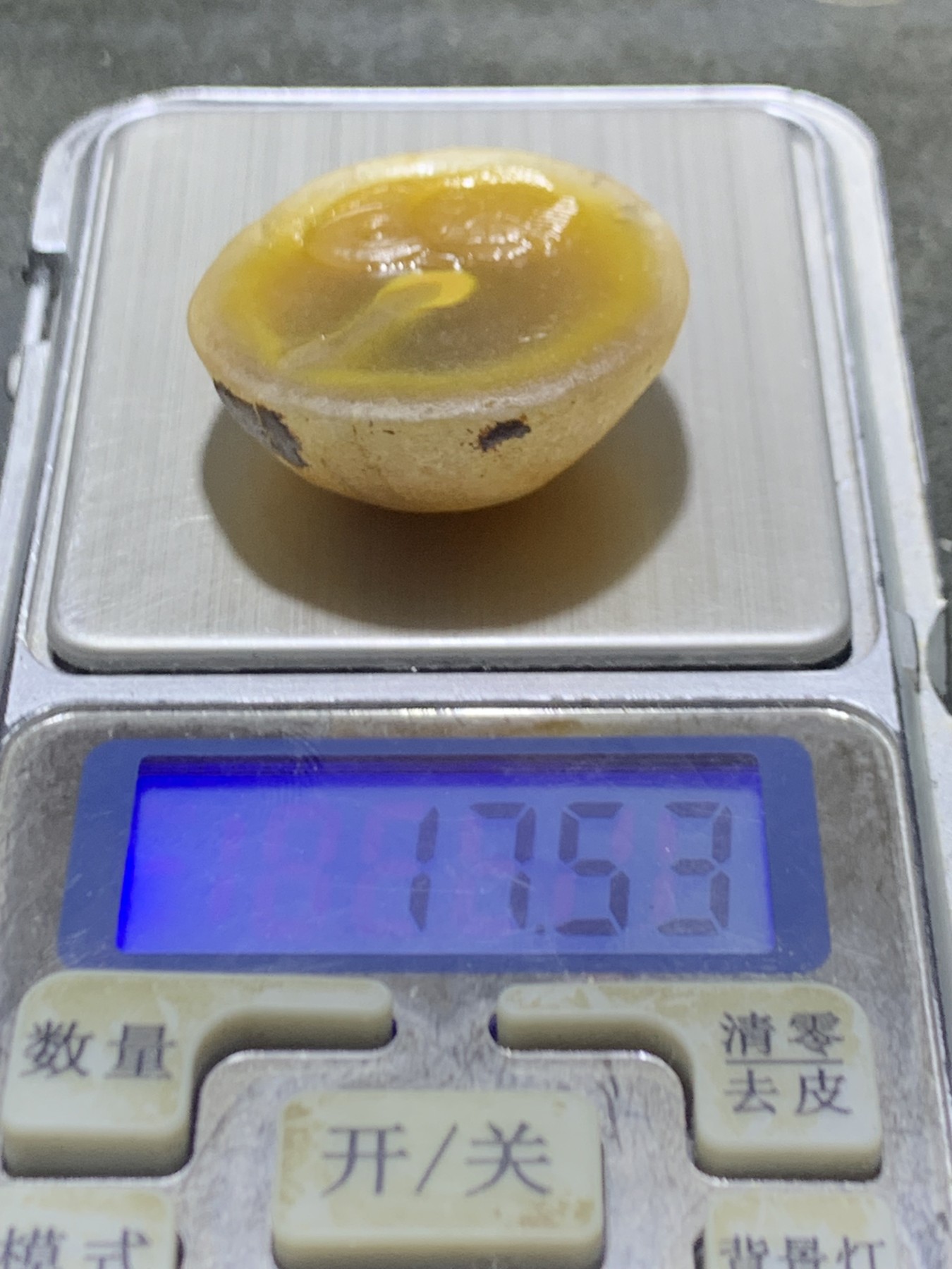 精美原皮亚光高玉化冻料飘金沙鸡油黄蒙料战国红玛瑙手工俏色巧雕金龙鱼随形吊坠一个！