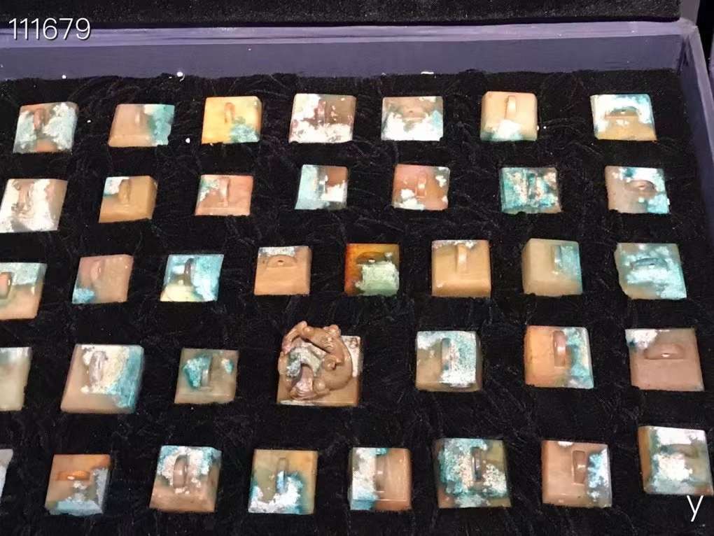 精品皇帝+皇后+百官印章一套、共计102个、雕工精细品相完美 沁色自然入骨 包浆浑厚古朴 玉质细腻油润