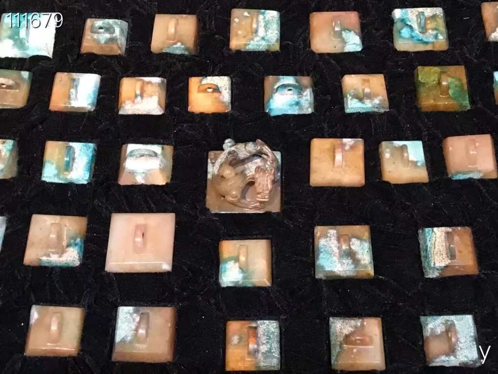 精品皇帝+皇后+百官印章一套、共计102个、雕工精细品相完美 沁色自然入骨 包浆浑厚古朴 玉质细腻油润
