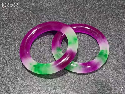 翡翠手镯一对，雕刻精细，层次分明，纹理清晰，翠质冰透细腻，种水十足，色彩艳丽，包浆浓郁，保存完好！ 翡翠手镯一对，雕刻精细，层次分明，纹理清晰，翠质冰透细腻，种水十足，色彩艳丽，包浆浓郁，保存完好！