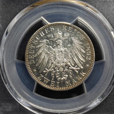 1892年 德国罗斯-尚格里茨2马克 精制 银币 PCGS PR65CAM 犀利原光中点缀局部淡金包浆 使得整体品相带有别样色彩