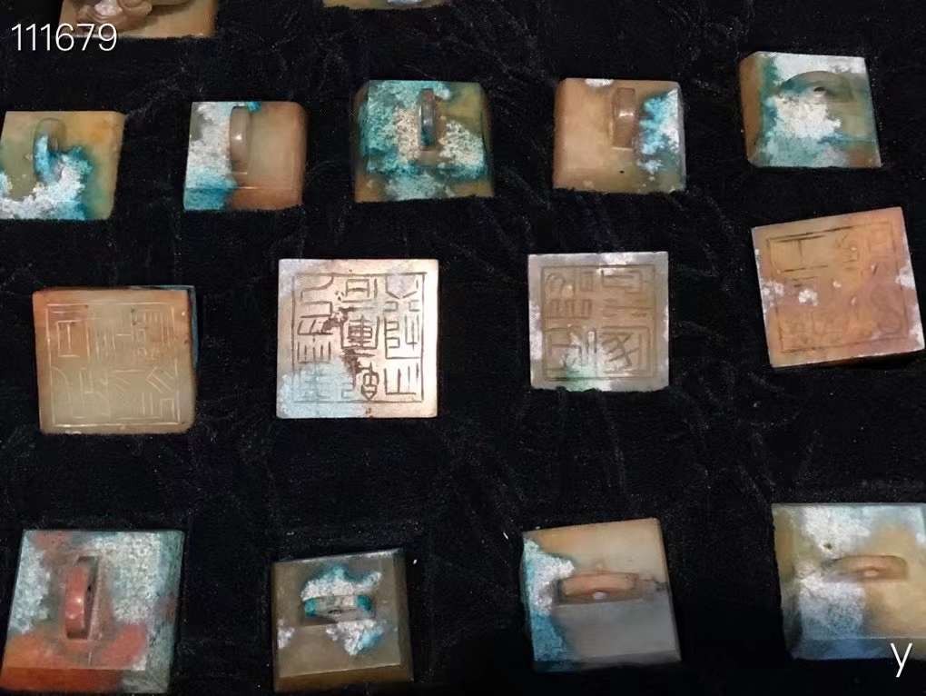 精品皇帝+皇后+百官印章一套、共计102个、雕工精细品相完美 沁色自然入骨 包浆浑厚古朴 玉质细腻油润