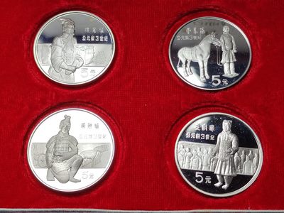 巴斯克收藏第178期 卡册，原盒，套币专场 10月17/18/19号三场连拍 全场包邮 - 中国 1984年 历史人物系列-秦始皇5元精制纪念套币 4枚均为银币 (.900) 带原木盒