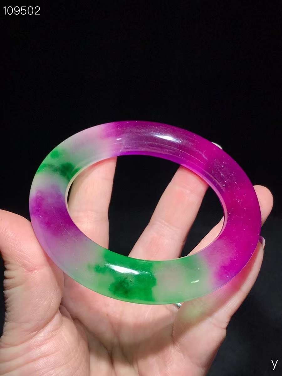 翡翠手镯一对，雕刻精细，层次分明，纹理清晰，翠质冰透细腻，种水十足，色彩艳丽，包浆浓郁，保存完好！