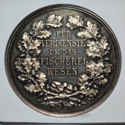 19世纪 德国渔业协会纪念40mm银章 原盒 NGC MS65 唯一评级记录 冠军分！丝绒包裹下五彩欧洲特有包浆 立体感极强 细节刻画丰富具有超强写实画面